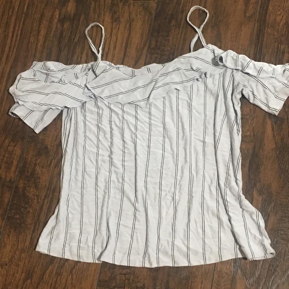 🔴2/$10 American Eagle 🦅 soft & sexy ruffled cold shoulder top